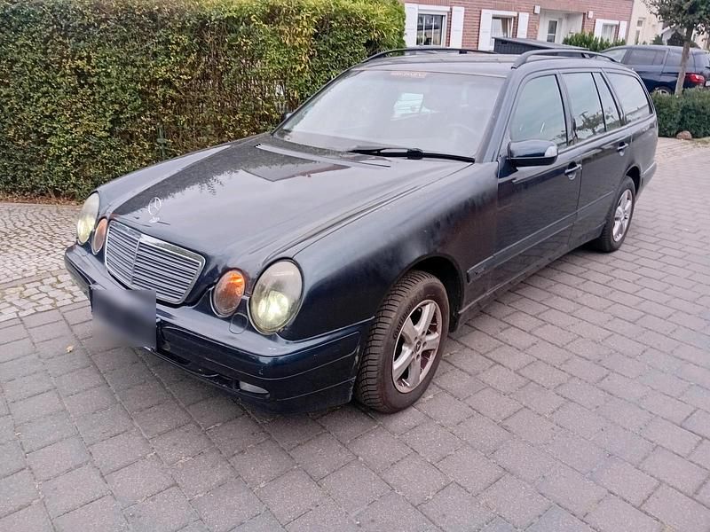Blau Gebraucht 2002 Mercedes E200 Kombi | 2.150 € - Bild 1/4