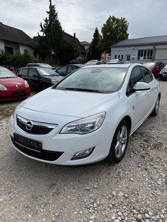 Weiß Gebraucht 2012 Opel Astra Limousine | 3.500 € (Superpreis) - Bild 1/2