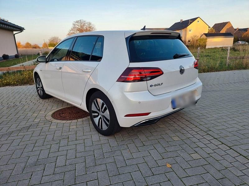 Gebraucht VW Golf 100 kW (136 PS) 2019 Weiß Limousine