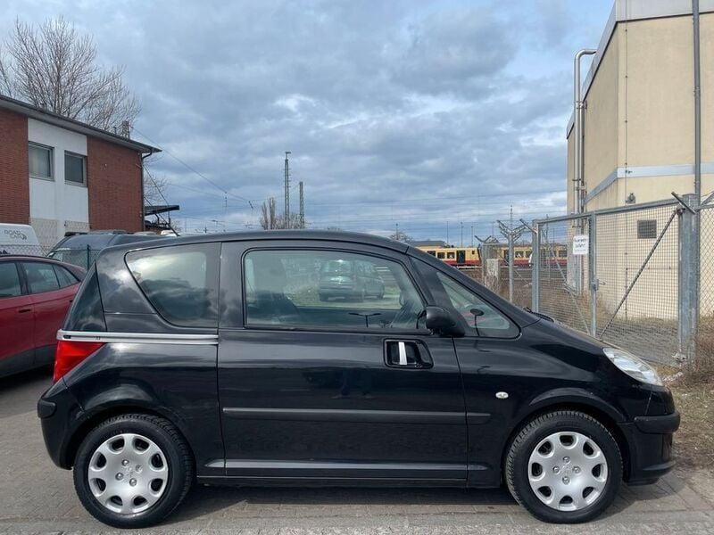 Gebraucht Peugeot 1007 Premium 73 PS (53 kW) 2007 Farbe schwarz obsidien Van / Kleinbus