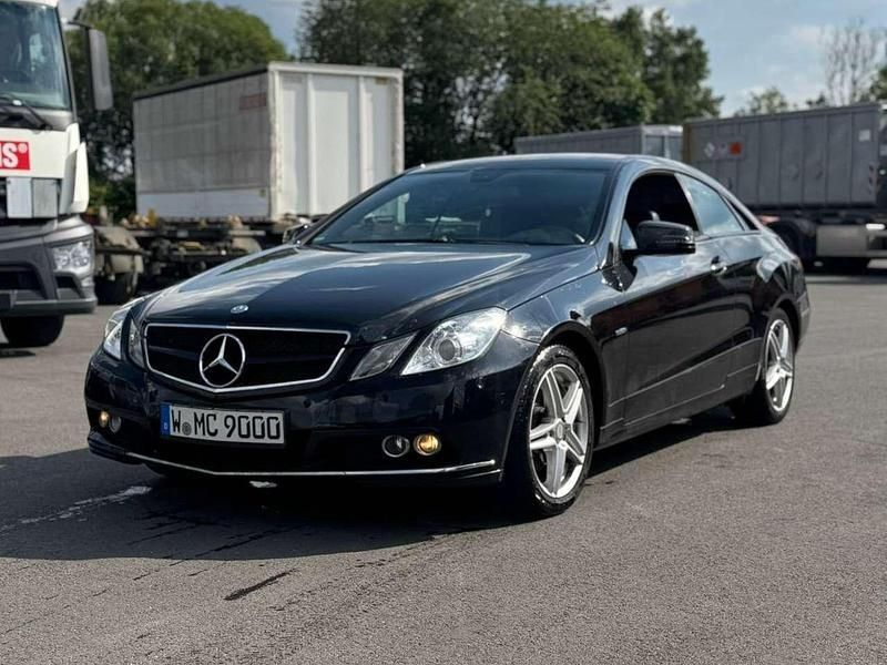 Schwarz Gebraucht 2010 Mercedes E250 Avantgarde Coupé | 8.500 € (Fairer Preis) - Bild 1/4