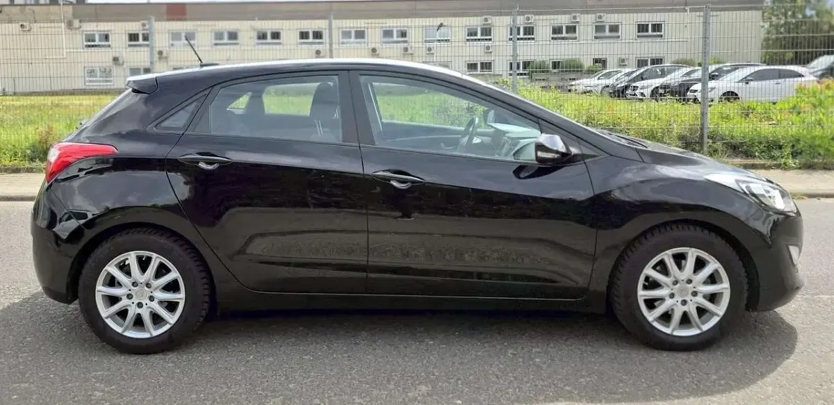 Gebraucht Hyundai i30 99 PS (72 kW) 2015 Schwarz Limousine