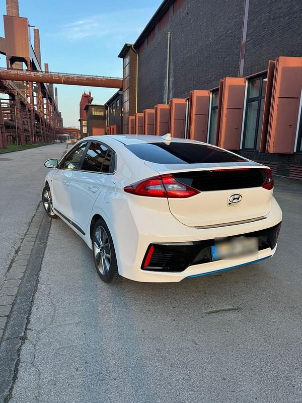 Gebraucht Hyundai Ioniq 141 PS (103 kW) 2016 Weiß Kleinwagen