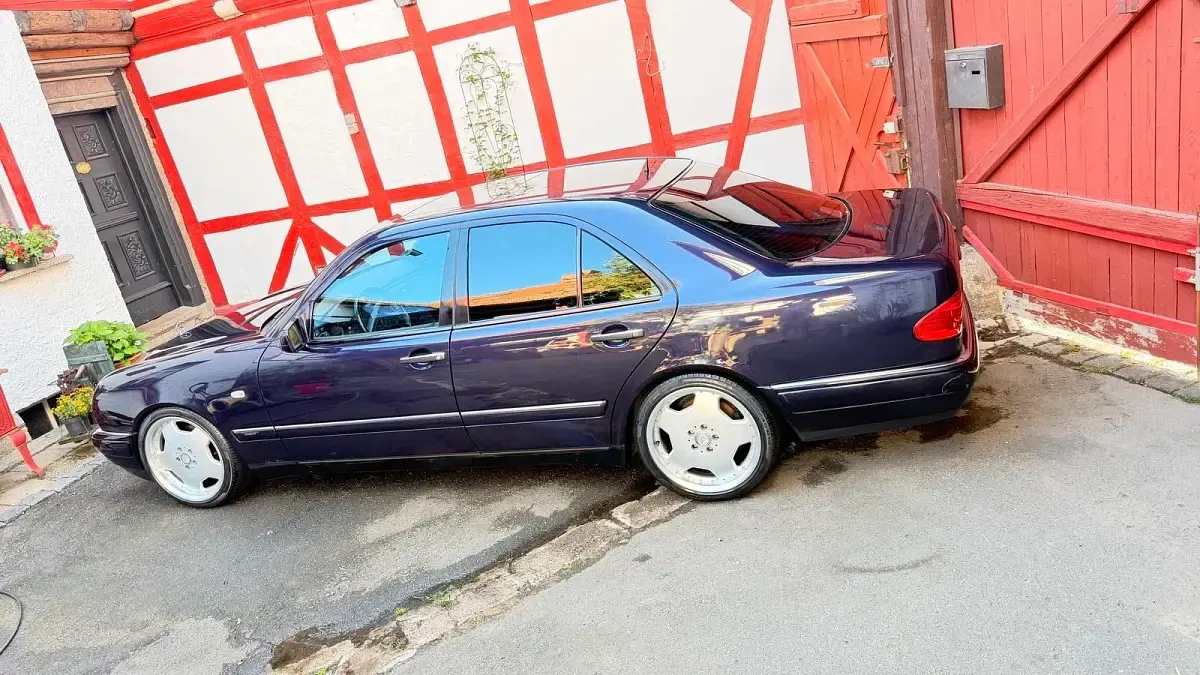 Gebraucht Mercedes E320 220 PS (161 kW) 1997 Violet Limousine