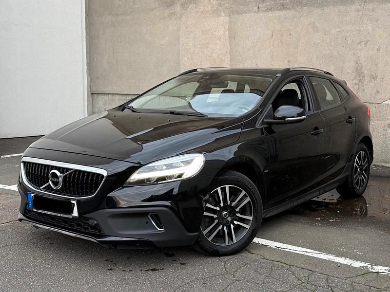 Schwarz Gebraucht 2016 Volvo V40 CC Momentum Kombi | 8.300 € (Fairer Preis) - Bild 1/4