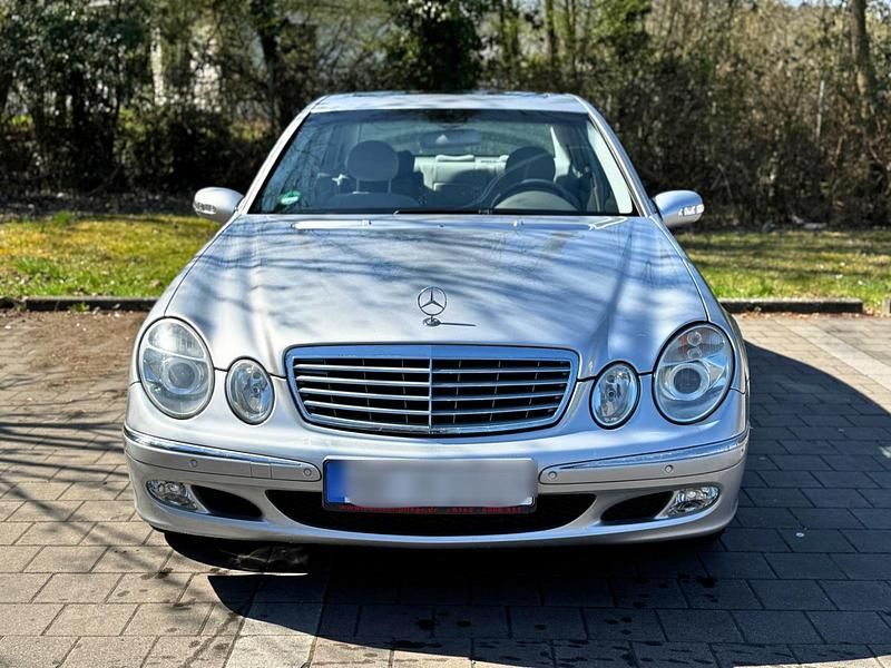 Silber Gebraucht 2003 Mercedes E200 Limousine | 4.200 € (Guter Preis) - Bild 1/4