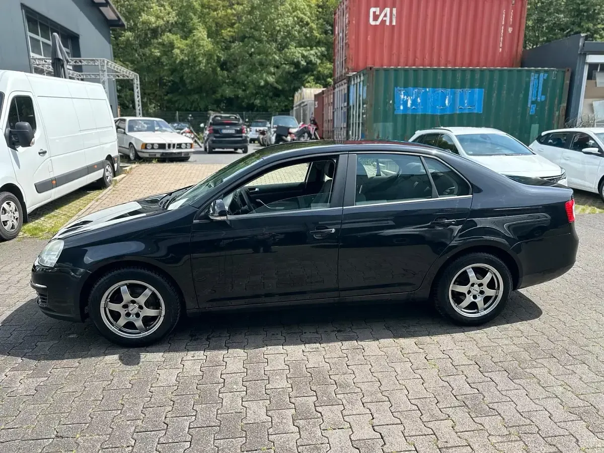 Brugt VW Jetta 105 HK (77 kW) 2005 Sort Sedan