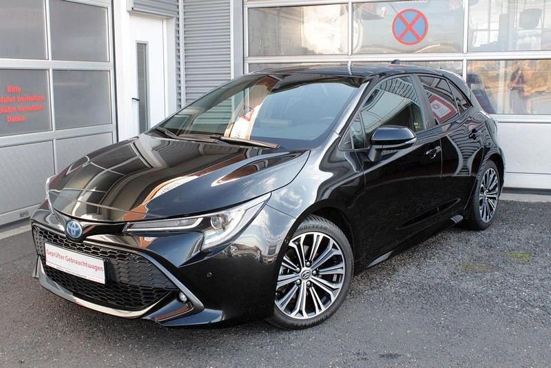 Schwarz Gebraucht 2022 Toyota Corolla Team Limousine | 25.790 € (Fairer Preis) - Bild 1/4
