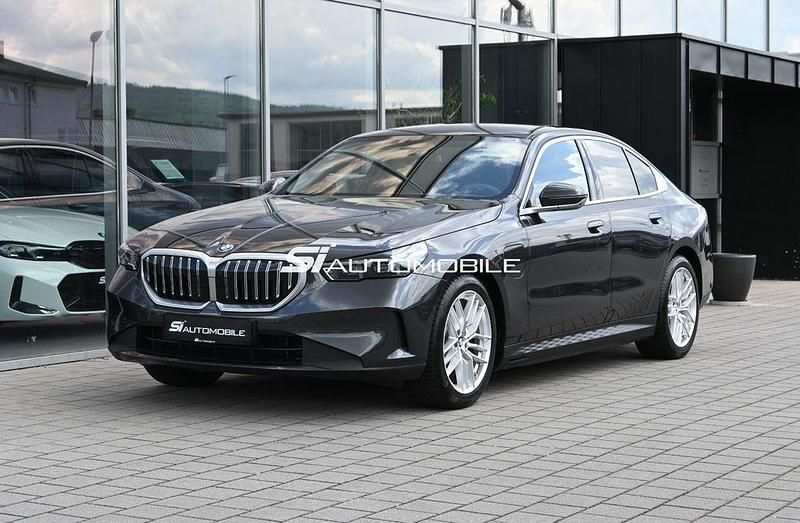 Sophistograu Gebraucht 2024 BMW 530e Sport Line Limousine | 55.950 € - Bild 1/4