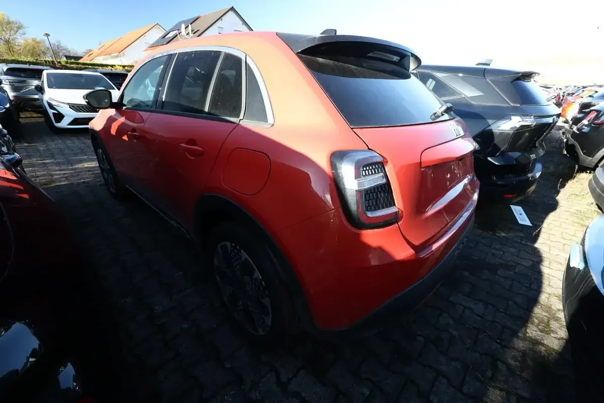Neu Fiat 600 La Prima 114 kW (156 PS) 2025 Sun of italy orange metallic SUV