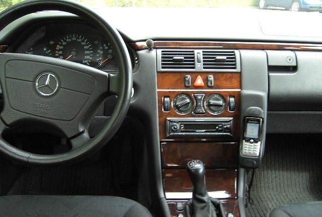 Gebraucht Mercedes E200 Elegance 136 PS (100 kW) 1999 Schwarz Limousine