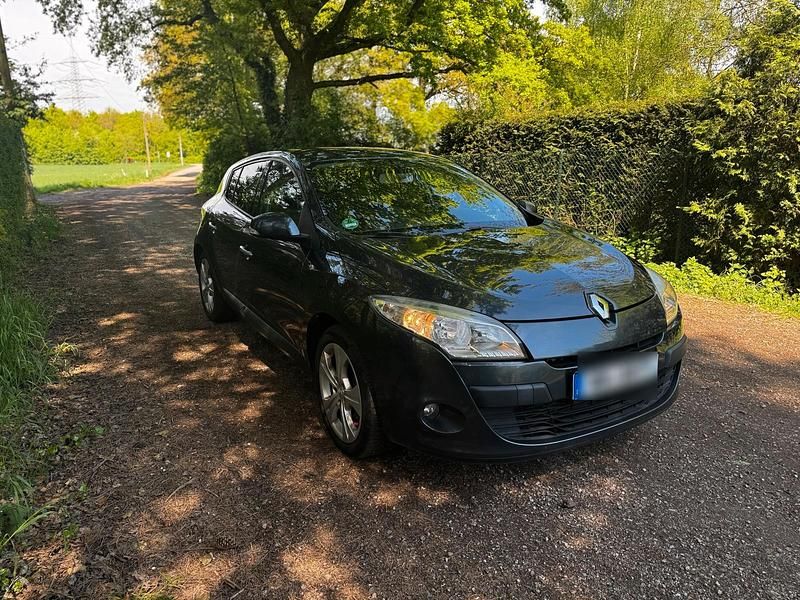 Grau Gebraucht 2009 Renault Mégane III Limousine | 5.000 € - Bild 1/4