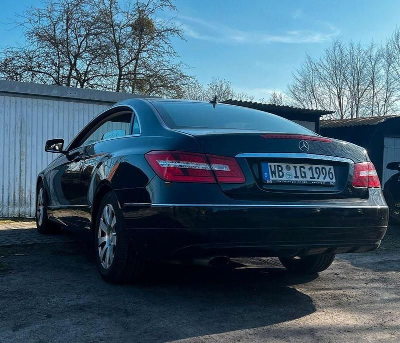 Gebraucht Mercedes E250 204 PS (150 kW) 2010 Schwarz Coupé