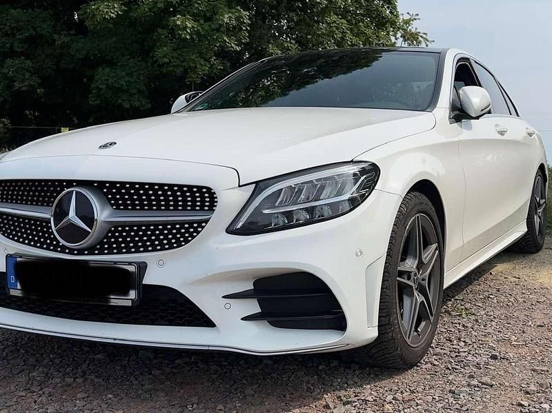 Weiß Gebraucht 2019 Mercedes C200 AMG line Limousine | 26.000 € (Etwas zu teuer) - Bild 1/4
