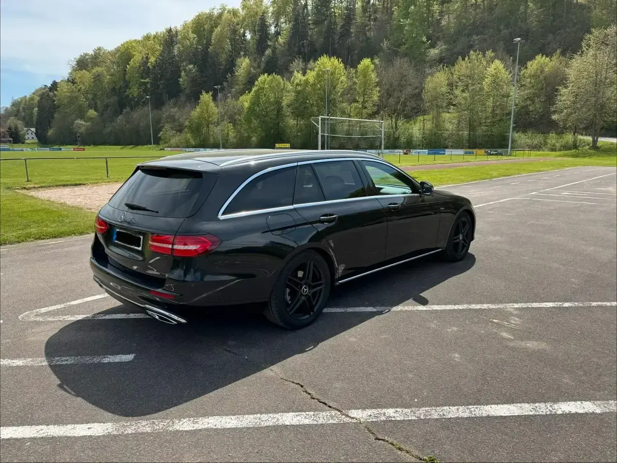 Używany Mercedes E220 194 KM (142 kW) 2016 Czarny Kombi