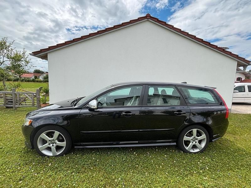 Schwarz Gebraucht 2011 Volvo V50 R-Design Kombi | 3.999 € (Fairer Preis) - Bild 1/4