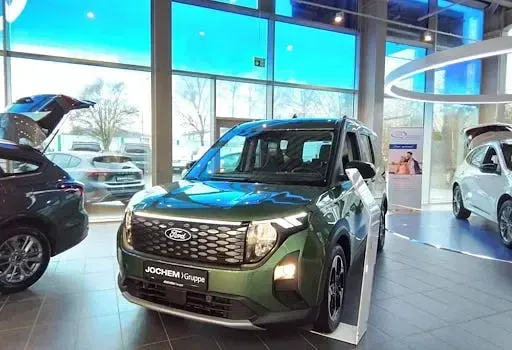 Neu Ford Tourneo Courier Active 100 kW (136 PS) 2025 Grün Van / Kleinbus