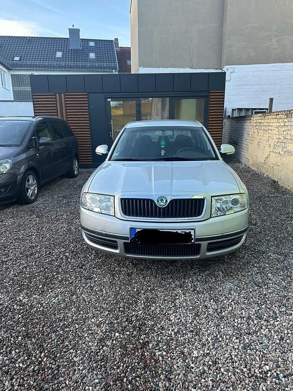 Grau Gebraucht 2007 Skoda Superb Limousine | 1.999 € (Fairer Preis) - Bild 1/4