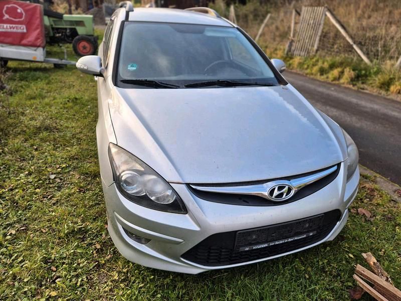 Silber Gebraucht 2011 Hyundai i30 Kombi | 1.800 € (Superpreis) - Bild 1/4