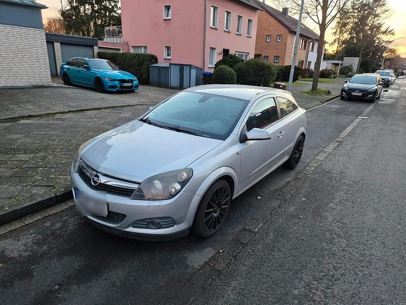 Silber Gebraucht 2009 Opel Astra GTC Edition Coupé | 3.200 € (Guter Preis) - Bild 1/4