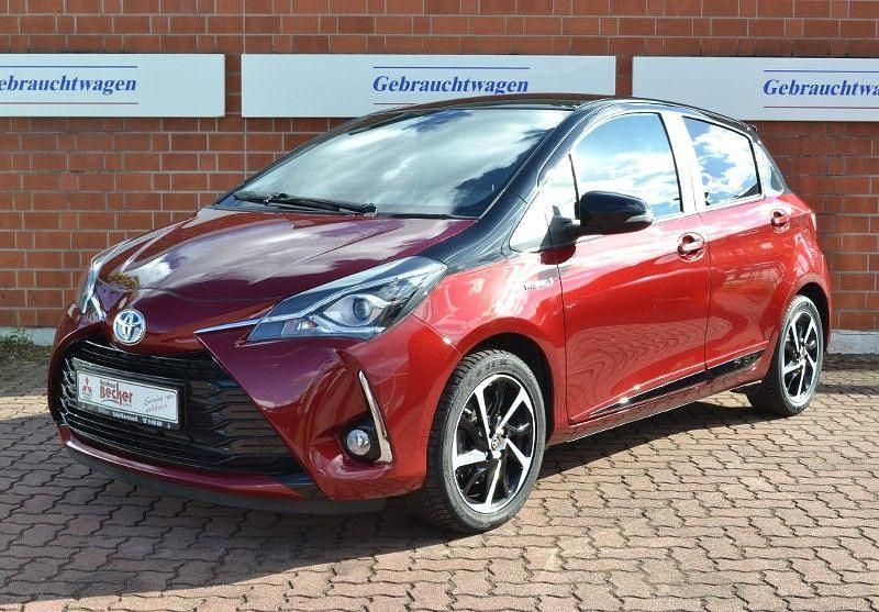 Rot Gebraucht 2019 Toyota Yaris Hybrid Style Limousine | 16.500 € (Fairer Preis) - Bild 1/4