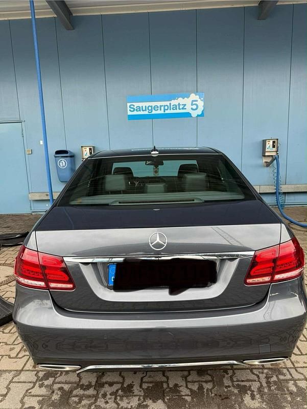 Grau Gebraucht 2015 Mercedes E220 Limousine | 15.800 € (Fairer Preis) - Bild 1/4