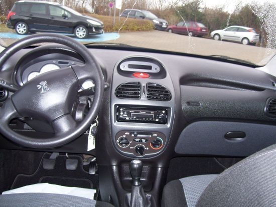 Gebraucht Peugeot 206 Tendance 75 PS (55 kW) 2003 Schwarz Kombi