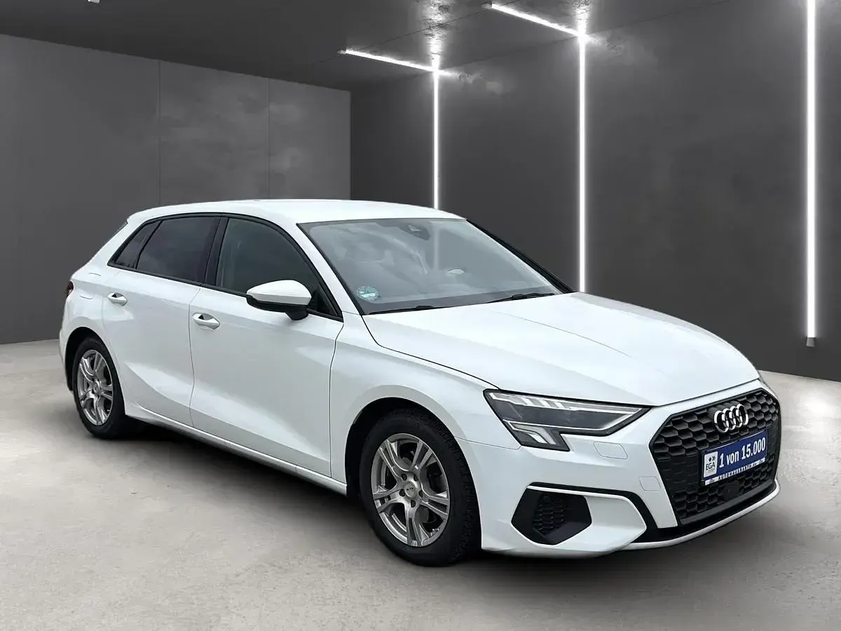 Używany Audi A3 Basis 150 KM (110 kW) 2023 Biały Sedan/Limuzyna