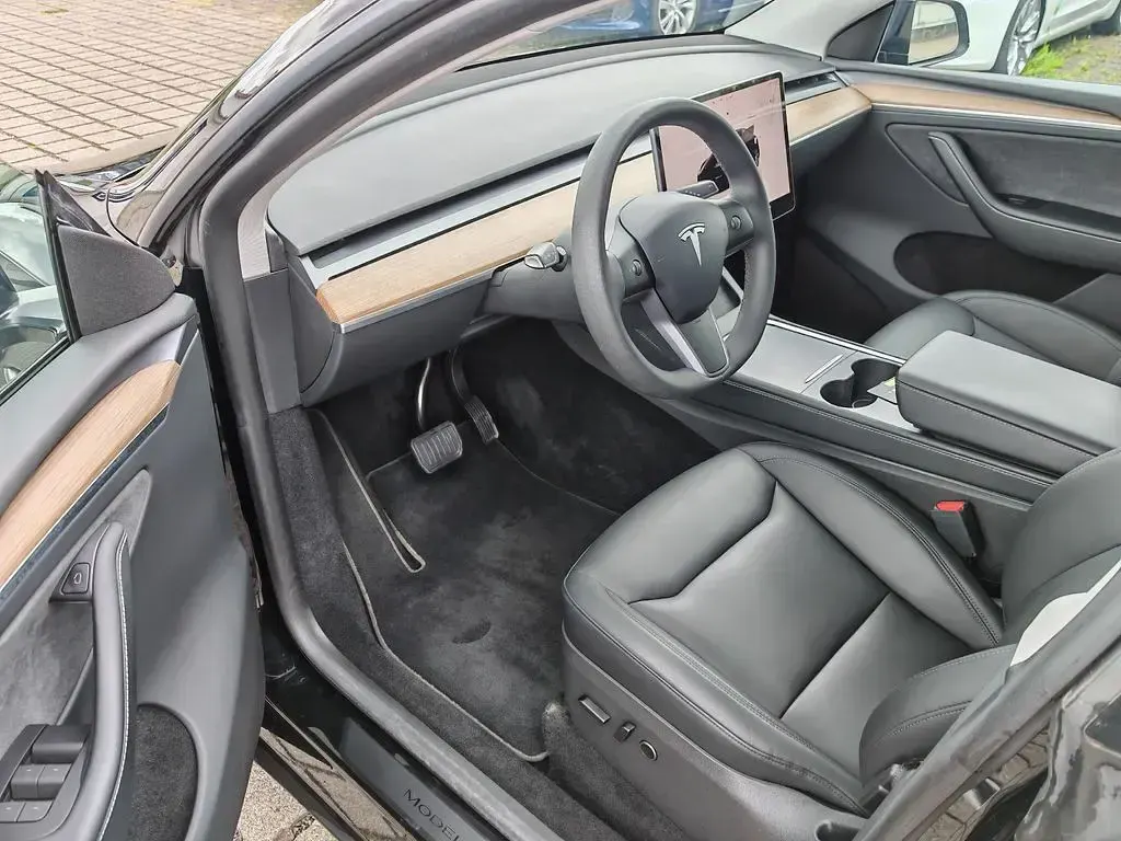 Gebraucht Tesla Model Y Standard Range 219 kW (299 PS) 2023 Solid black SUV