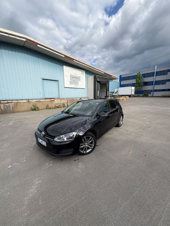 Schwarz Gebraucht 2015 VW Golf VII Trendline Limousine | 9.700 € (Fairer Preis) - Bild 1/4