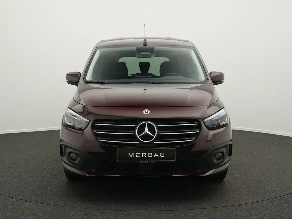 Gebraucht Mercedes T180 Progressive 131 PS (96 kW) 2023 Rot Van / Kleinbus