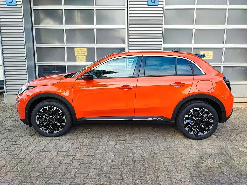 Neu Fiat 600 La Prima 101 PS (74 kW) 2025 Sole orange, dach schwarz SUV