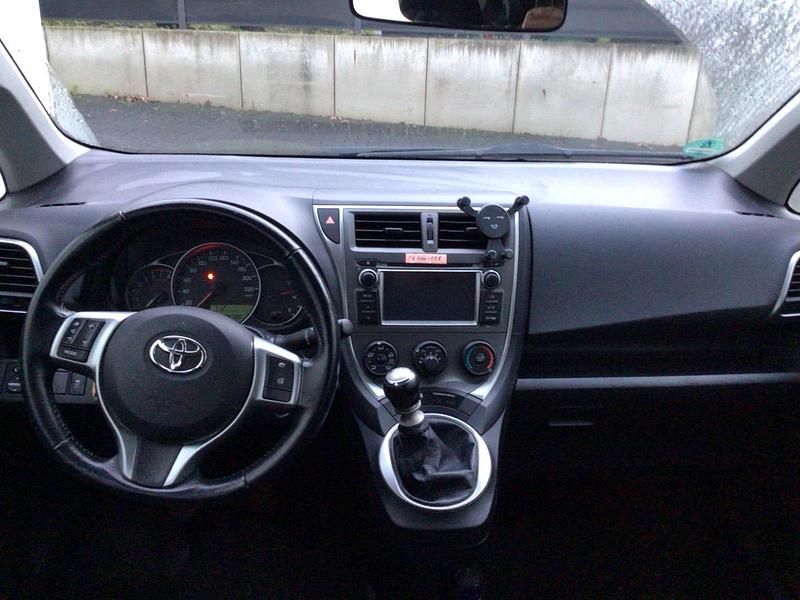 Silber Gebraucht 2011 Toyota Verso-S Kombi | 8.500 € - Bild 1/4