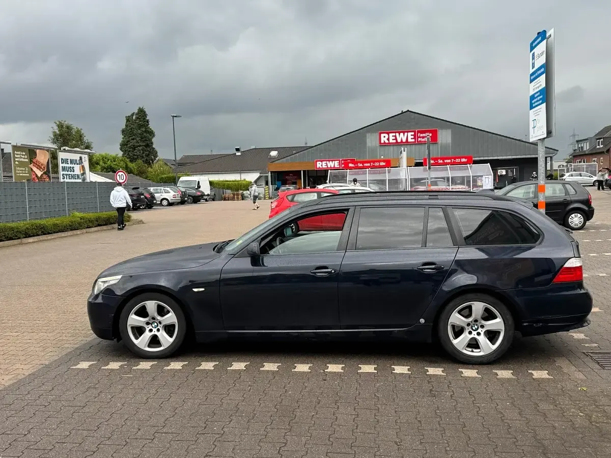 Gebraucht BMW 530 235 PS (172 kW) 2008 Blau Kombi