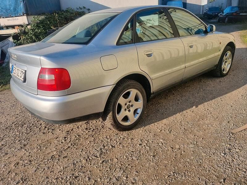 Grau Gebraucht 1996 Audi A4 Limousine | 2.250 € (Fairer Preis) - Bild 1/4