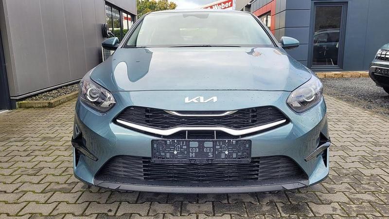 Neu Kia Ceed 140 PS (102 kW) 2025 Penta grau h8g Kleinwagen