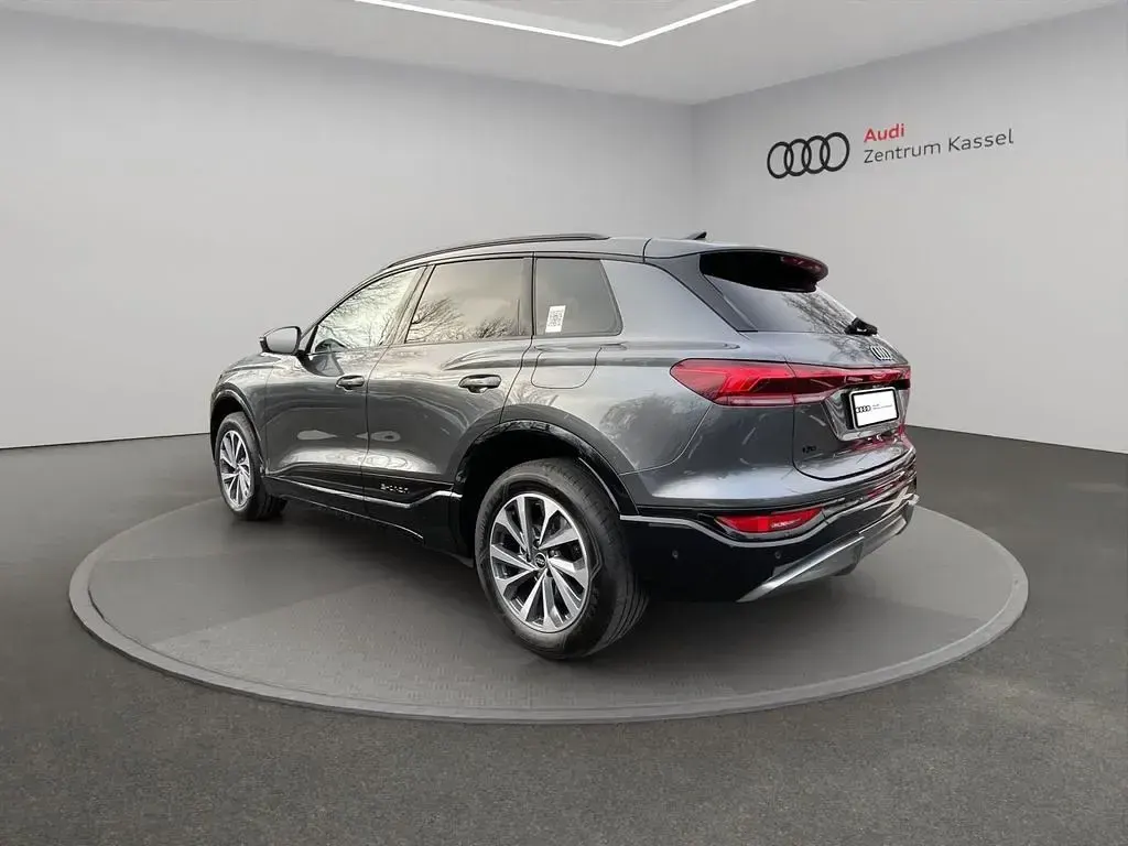 Gebraucht Audi Q6 e-tron Ambiente 185 kW (252 PS) 2025 Daytonagrau perleffekt SUV