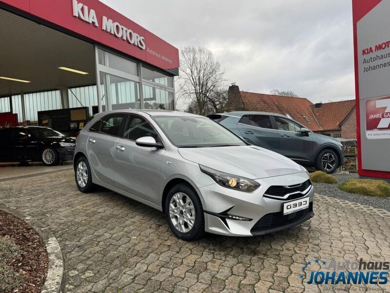 Silber Neu 2024 Kia Ceed Comfort Limousine | 28.920 € (Teuer) - Bild 1/4