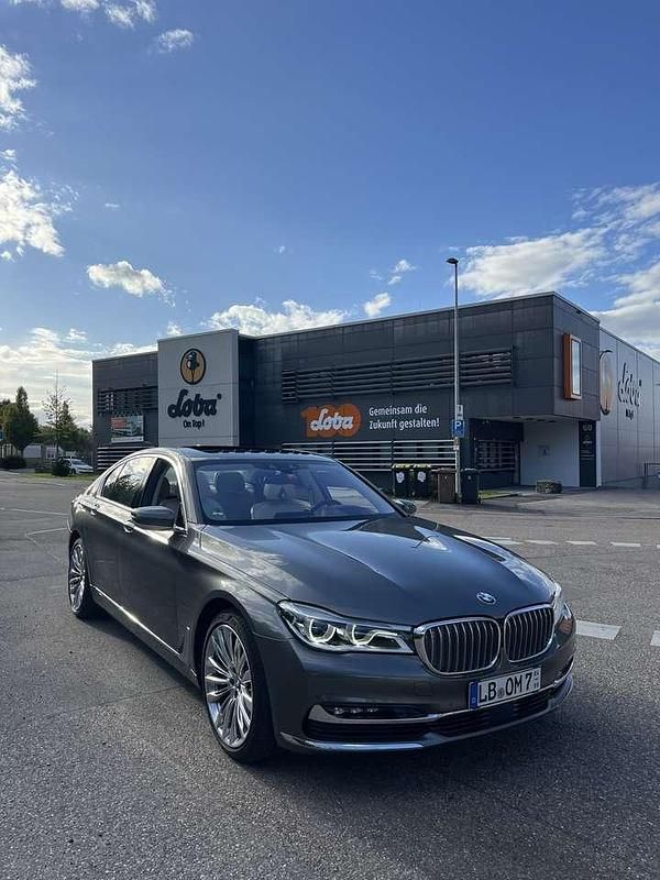 Grau Gebraucht 2016 BMW 740 Limousine | 41.000 € (Teuer) - Bild 1/4