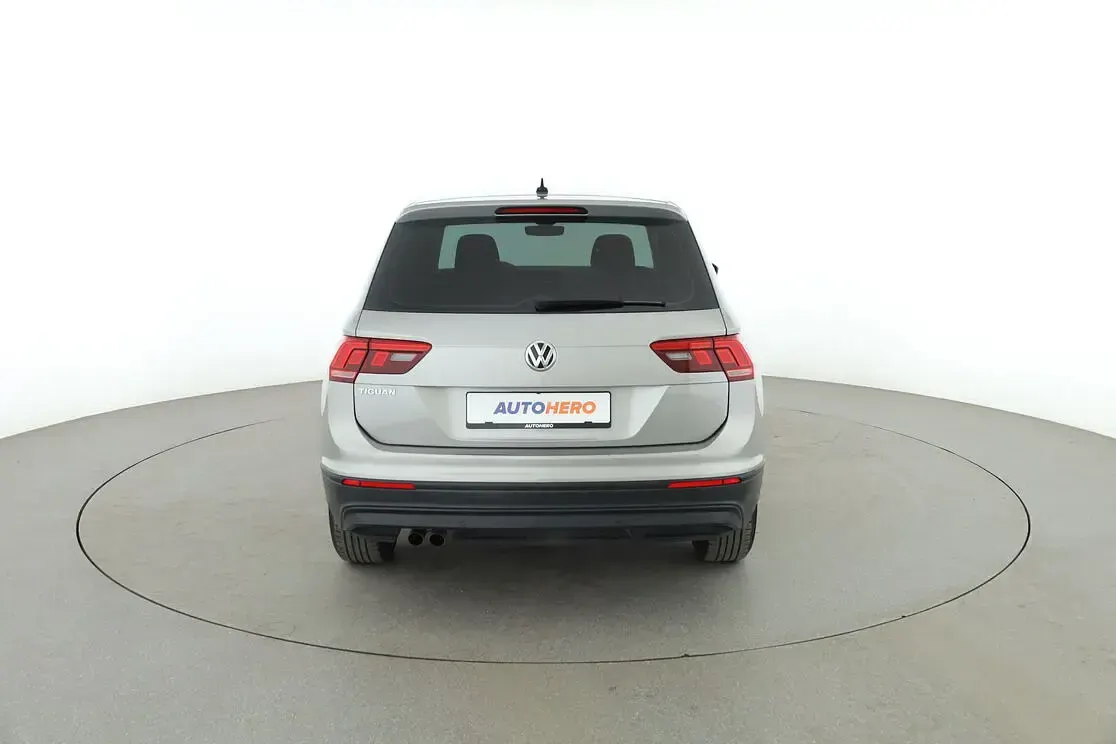 Gebraucht VW Tiguan Trendline 131 PS (96 kW) 2019 Grau SUV