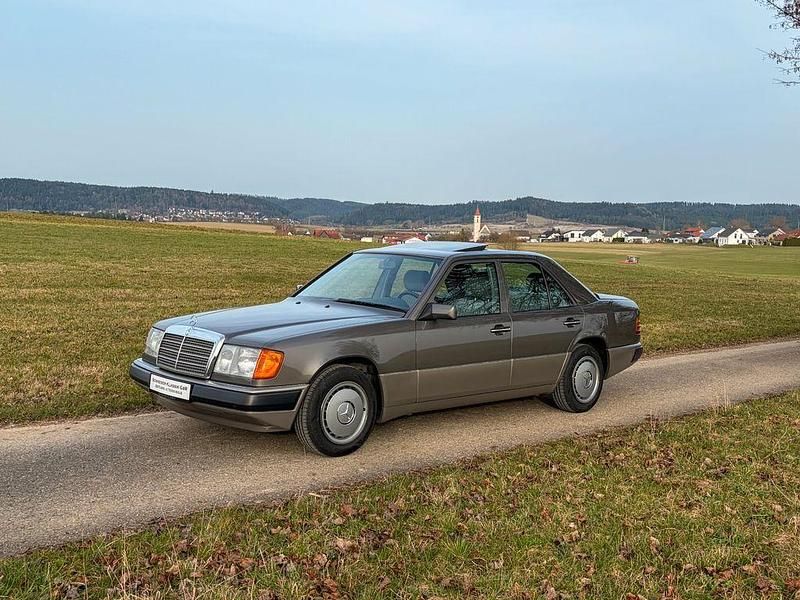 Gebraucht Mercedes 200 75 PS (55 kW) 1992 Grau Limousine
