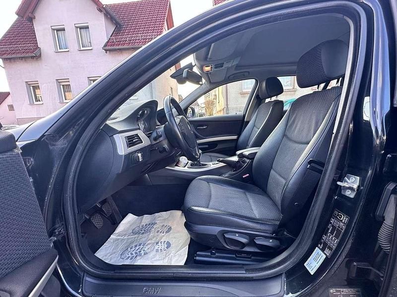 Gebraucht BMW 320 177 PS (130 kW) 2010 Black sapphire metallic Kombi