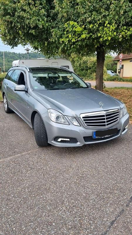 Silber Gebraucht 2010 Mercedes E300 Avantgarde Kombi | 10.950 € (Teuer) - Bild 1/4