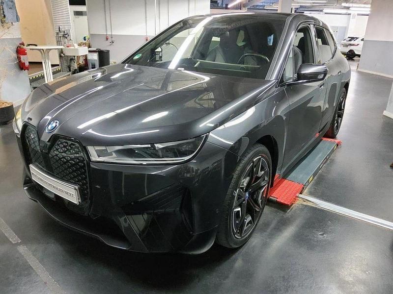 Sophistograu brillanteffekt metalli Gebraucht 2021 BMW iX Sport Line SUV | 44.545 € (Etwas zu teuer) - Bild 1/2