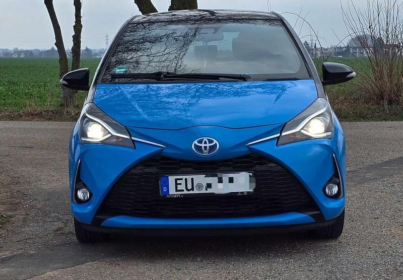 Blau Gebraucht 2018 Toyota Yaris Hybrid Team Kleinwagen | 14.200 € (Fairer Preis) - Bild 1/4