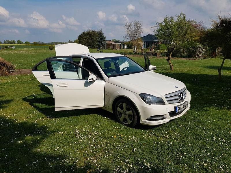 Weiß Gebraucht 2012 Mercedes C180 Elegance Limousine | 7.999 € (Superpreis) - Bild 1/4