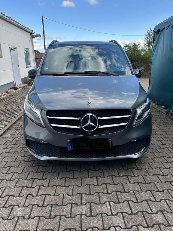 Grau Gebraucht 2020 Mercedes V300 Edition Van / Kleinbus | 49.500 € - Bild 1/4