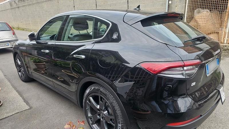 Schwarz Gebraucht 2021 Maserati Levante GranLusso SUV | 41.500 € - Bild 1/4