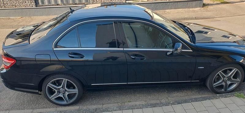 Schwarz Gebraucht 2010 Mercedes 220 Limousine | 6.100 € (Superpreis) - Bild 1/4