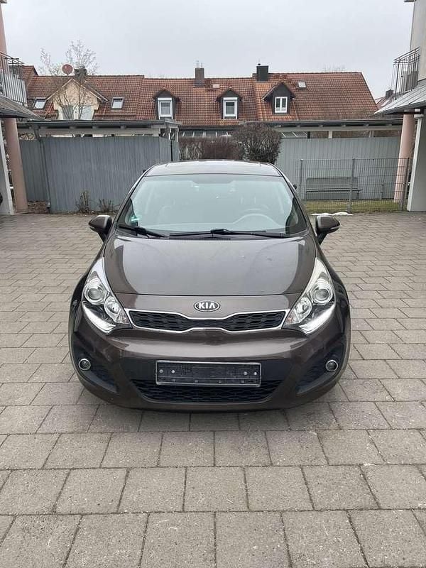 Braun Gebraucht 2014 Kia Rio Platinum Edition Limousine | 5.950 € (Etwas zu teuer) - Bild 1/4